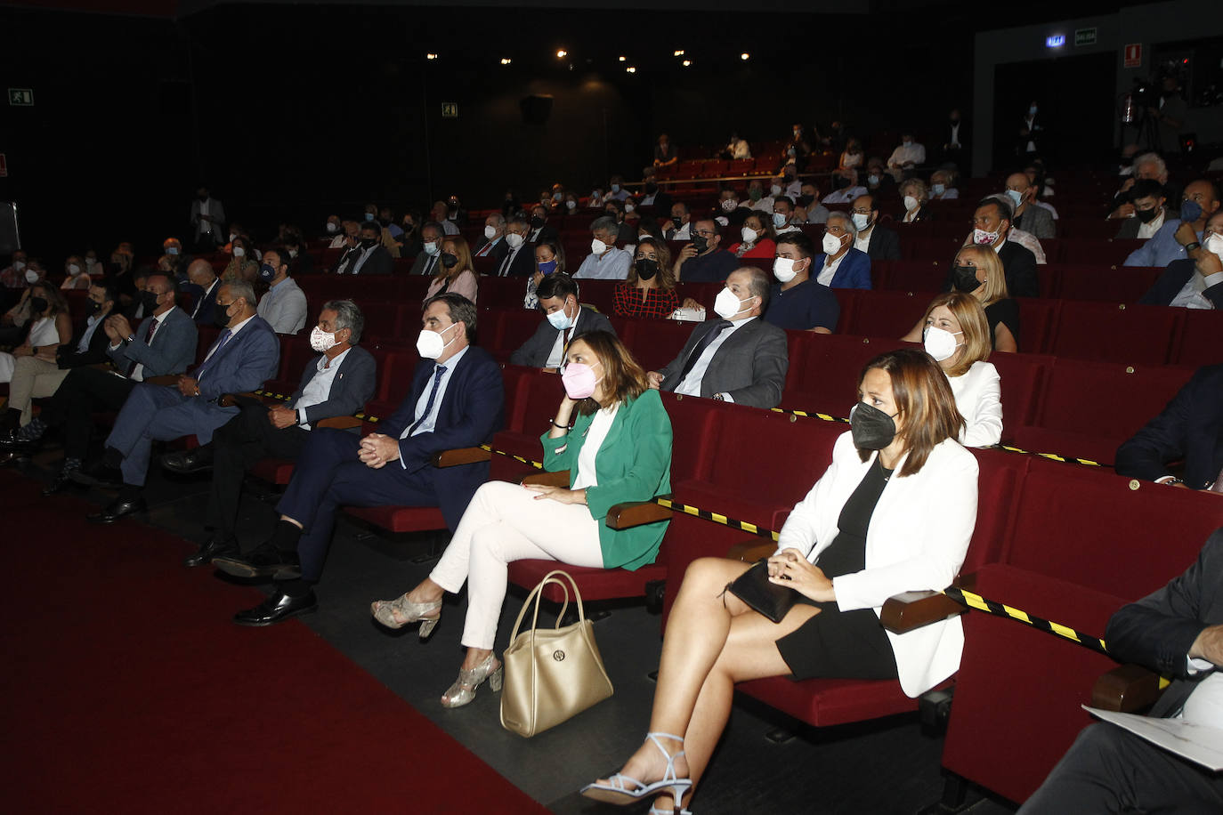 El Diario Montañés ha rendido su homenaje anual al sector agroalimentario, considerado esencial durante la pandemia, por lo que el reconocimiento está este año más que justificado. Más aún. El Teatro Concha Espina de Torrelavega acogió la gala de entrega de los Premios Alimentos de Cantabria, que en su sexta edición recayeron en seis destacados productores de la región: Conservas y Salazones Linda Playa, Granja Quesería El Pendo, Barquillos y Galletas Tanis, Ampros Depersonas, Conservas Codesa y el chef Toni González. El premio extraordinario de la organización y el jurado fue para el también cocinero Nacho Basurto, fallecido el pasado mes de diciembre.