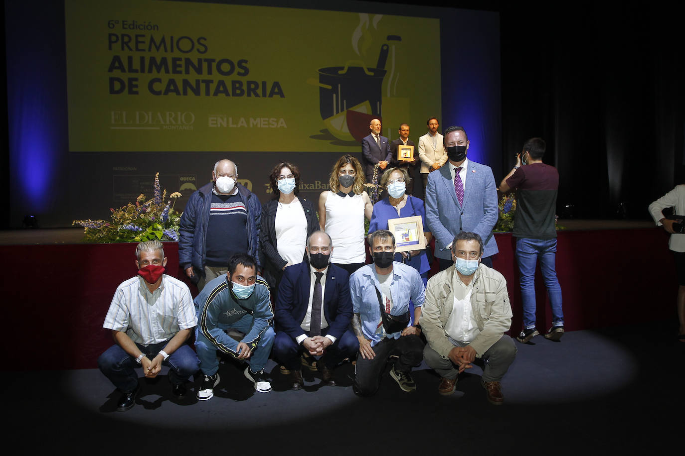 El Diario Montañés ha rendido su homenaje anual al sector agroalimentario, considerado esencial durante la pandemia, por lo que el reconocimiento está este año más que justificado. Más aún. El Teatro Concha Espina de Torrelavega acogió la gala de entrega de los Premios Alimentos de Cantabria, que en su sexta edición recayeron en seis destacados productores de la región: Conservas y Salazones Linda Playa, Granja Quesería El Pendo, Barquillos y Galletas Tanis, Ampros Depersonas, Conservas Codesa y el chef Toni González. El premio extraordinario de la organización y el jurado fue para el también cocinero Nacho Basurto, fallecido el pasado mes de diciembre.