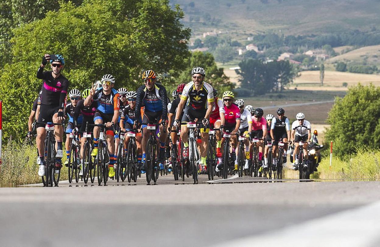 La cabeza del enorme pelotón de cicloturistas en una de las ediciones anteriores de la Transcantábrica.