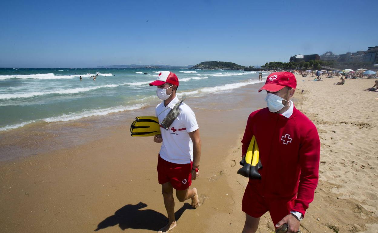 Revilla espera que no haya que llevar mascarilla en la playa en julio