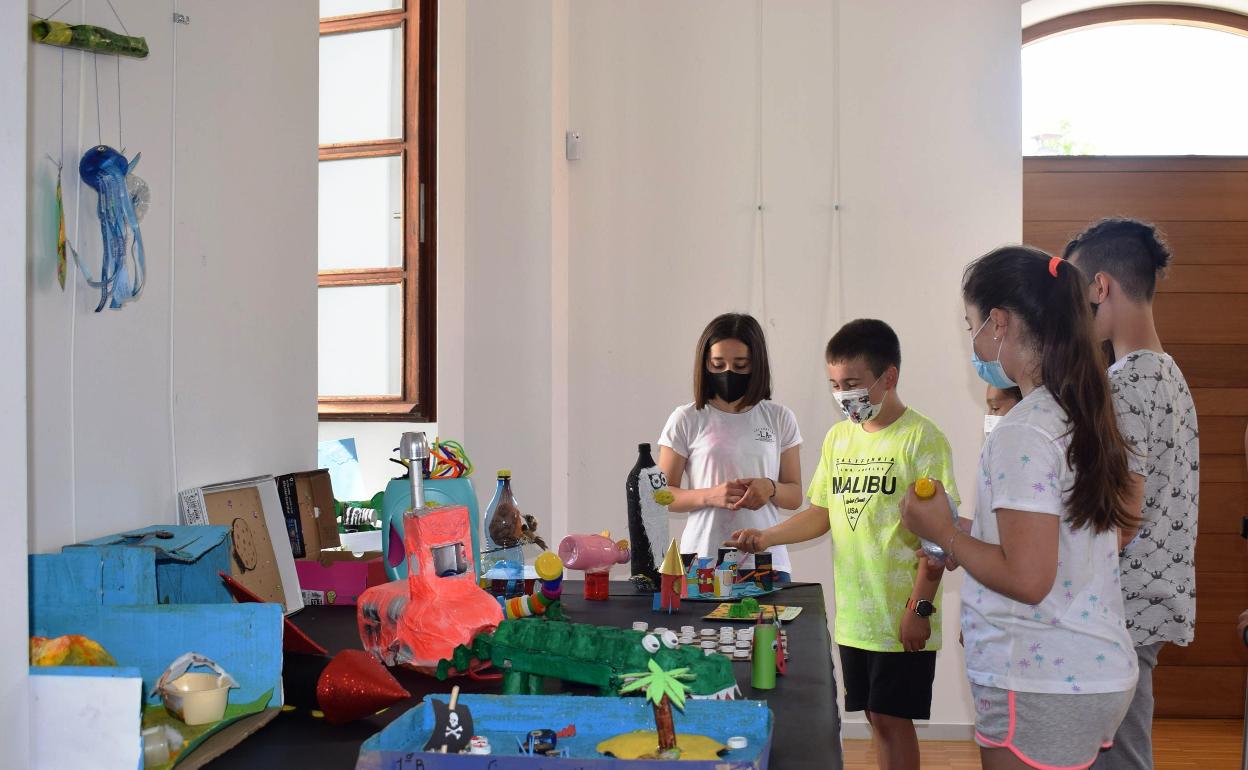 La muestra de reciclaje diseñada por los alumnos del colegio Virgen de Valencia que se expone en el centro cultural de Quijano forma parte del Plan de Sostenibilidad del centro. 