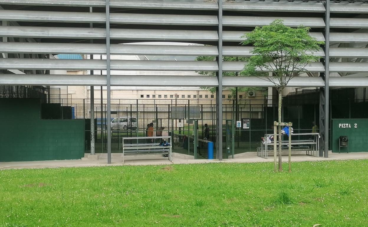 La cubierta de las pistas de tenis y pádel de La Cantábrica cuentan con una red para evitar el asentamiento de las aves. 