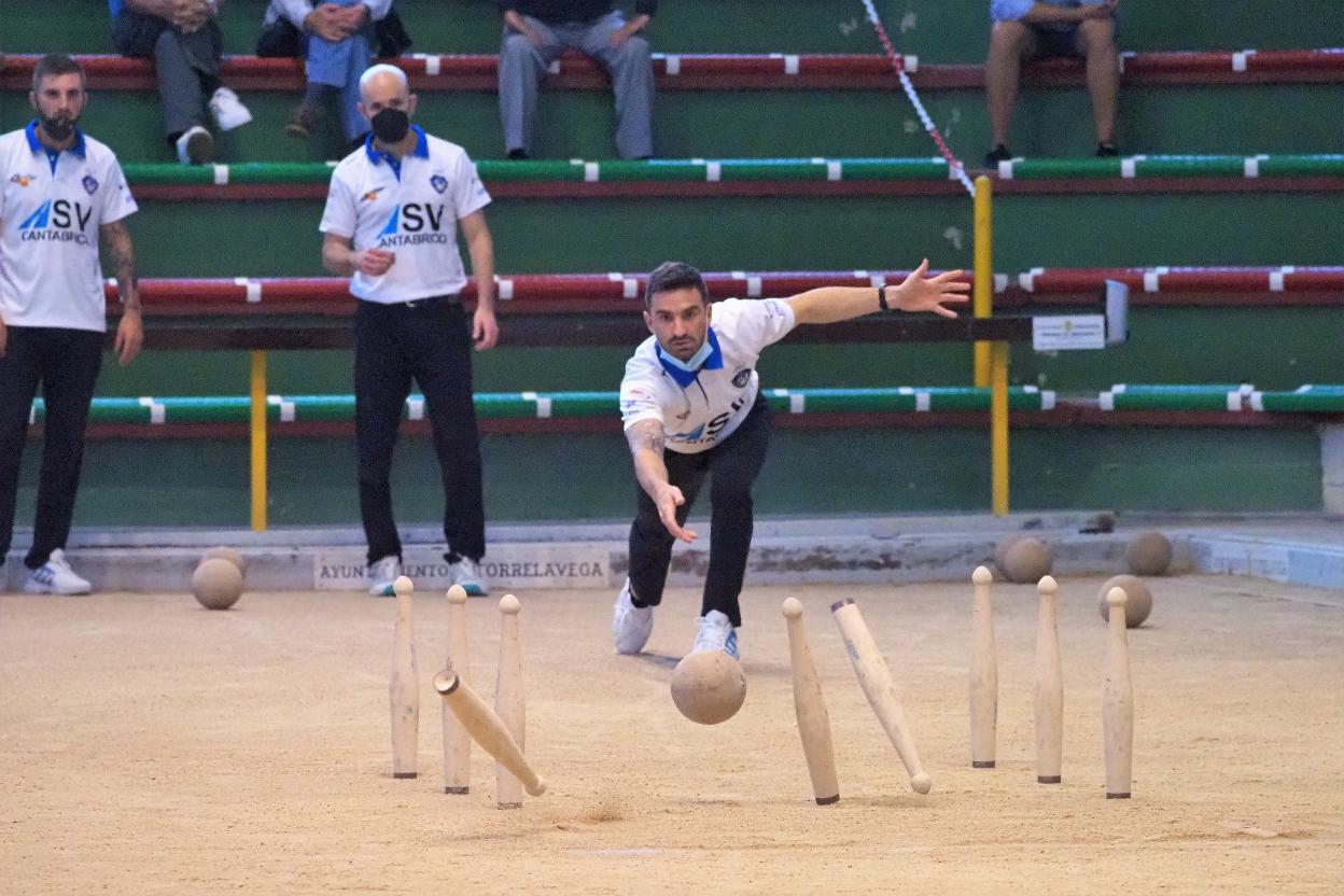 Cristian Velo al birle con Ico Núñez al fondo. 