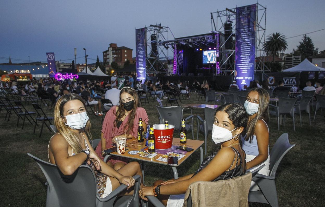 Un grupo de chicas asistentes al concierto de Omar Montes del verano pasado en La Lechera. 