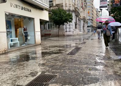 Imagen secundaria 1 - Aspecto de cómo han quedado algunas de las calles del centro de la ciudad después de colapsar las alcantarillas.