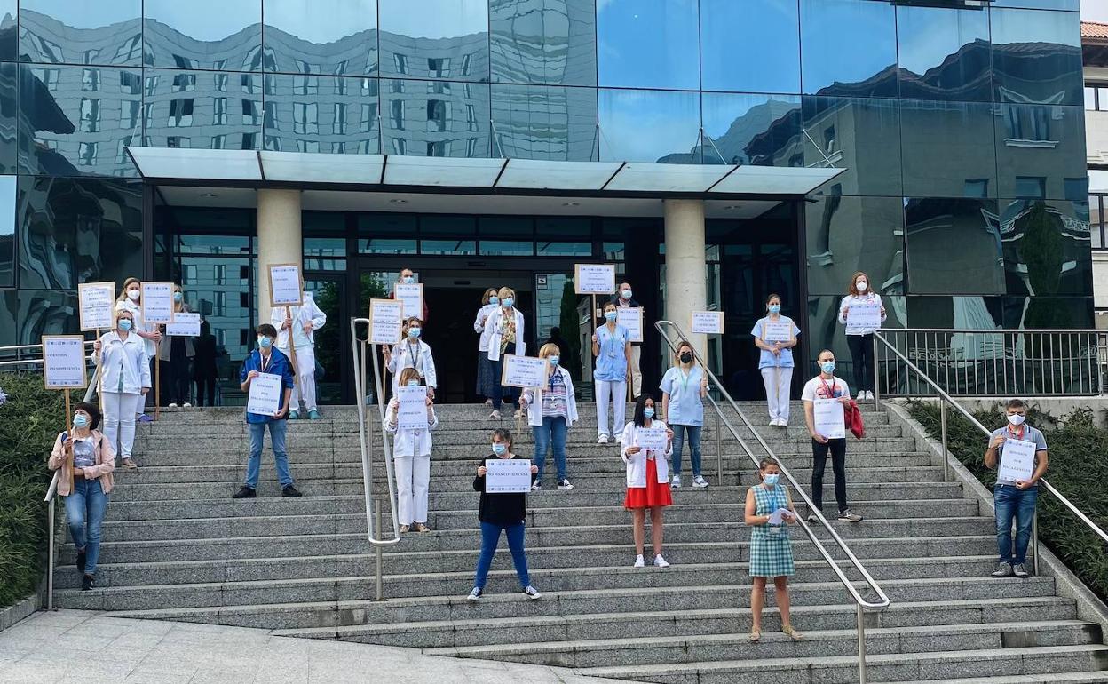 Integrantes de la Junta de Personal, concentrados ante la Gerencia del hospital.