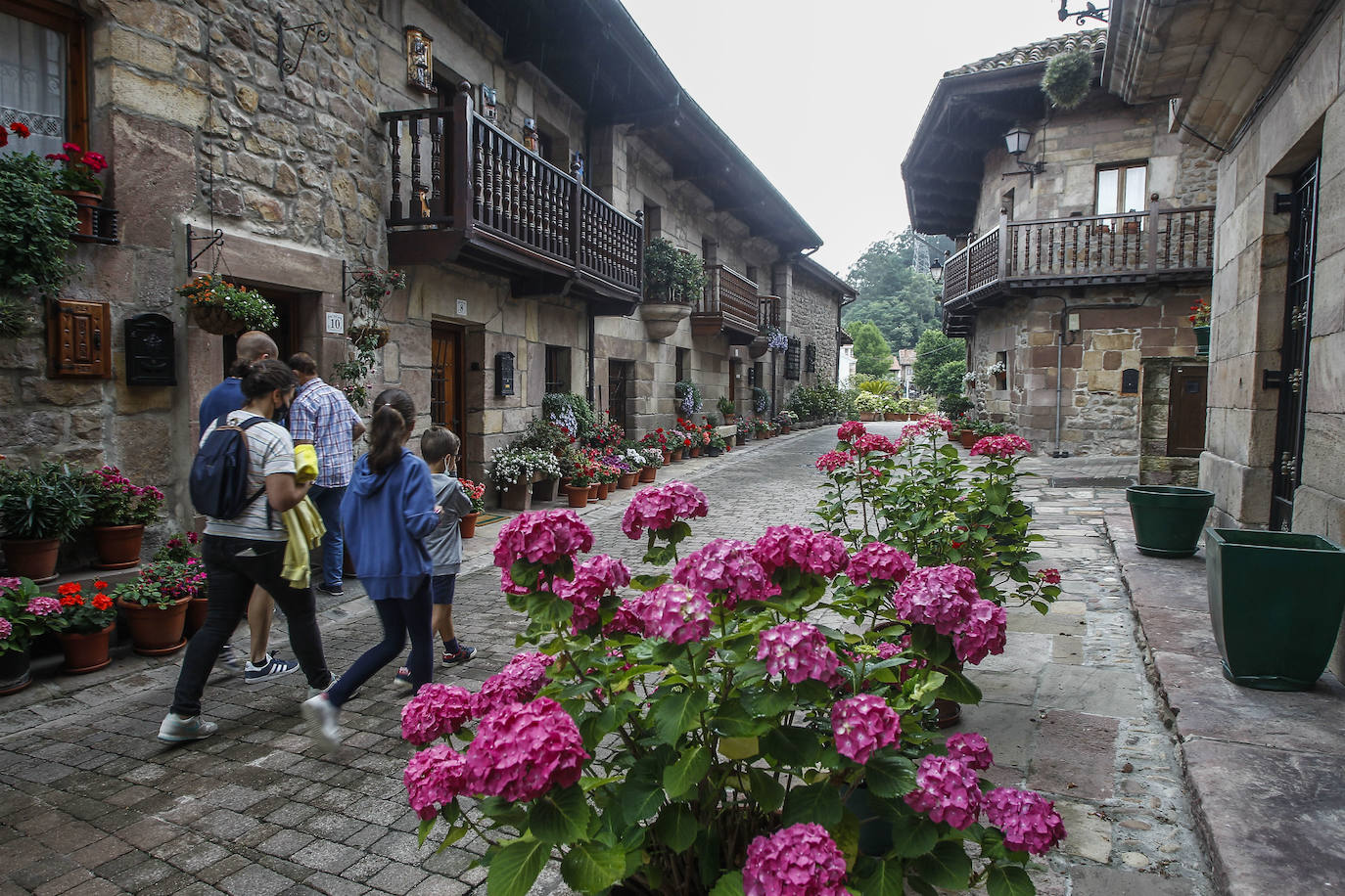 El Jurado de Pueblo de Cantabria ha elegido este año a esta localidad de Cartes por ser la que «mejor» se ha adaptado a los objetivos del proyecto, por la «calidad» de su propuesta y el por «interés» del Ayuntamiento y sus vecinos, que han salido a la calle a celebrar el reconocimiento