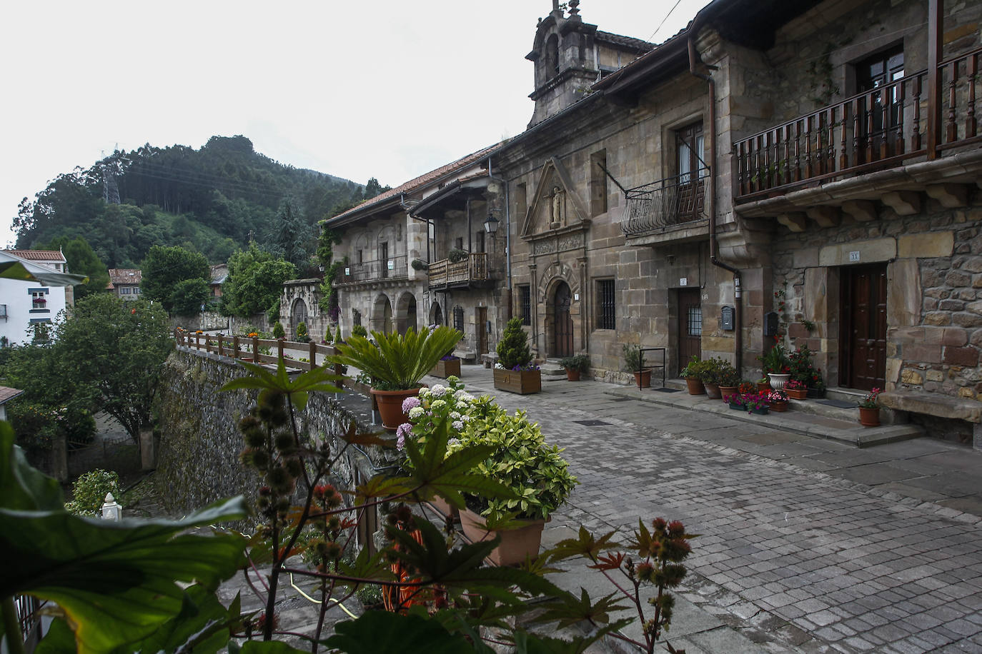 El Jurado de Pueblo de Cantabria ha elegido este año a esta localidad de Cartes por ser la que «mejor» se ha adaptado a los objetivos del proyecto, por la «calidad» de su propuesta y el por «interés» del Ayuntamiento y sus vecinos, que han salido a la calle a celebrar el reconocimiento