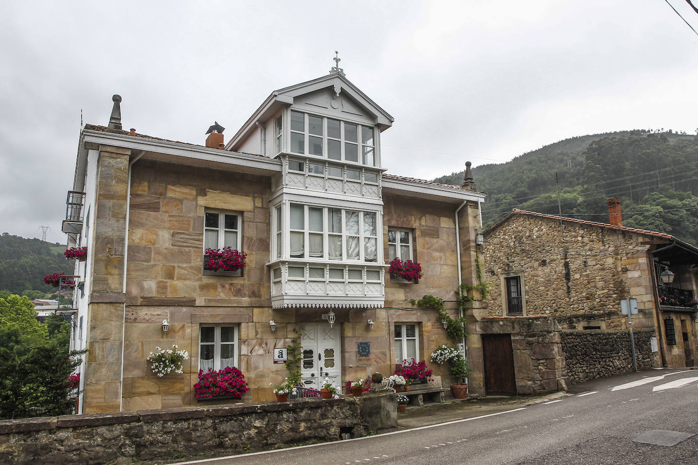 El Jurado de Pueblo de Cantabria ha elegido este año a esta localidad de Cartes por ser la que «mejor» se ha adaptado a los objetivos del proyecto, por la «calidad» de su propuesta y el por «interés» del Ayuntamiento y sus vecinos, que han salido a la calle a celebrar el reconocimiento