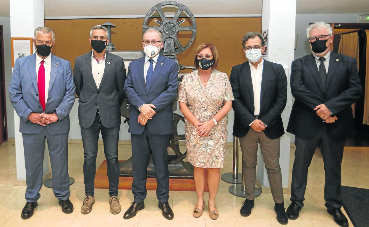 De izquierda a derecha, Joaquín Gómez, Pablo Zuloaga, Ángel Pazos, Charo Losa, José María Ridao y Tomás Mantecón, en la inauguración.