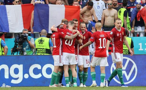 Los jugadores húngaros se felicitan al final del encuentro.