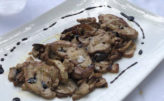 Imagen principal - Arriba, foie con boletus pinícola. Abajo, chuleta de vaca pinta y rabas de jibia.