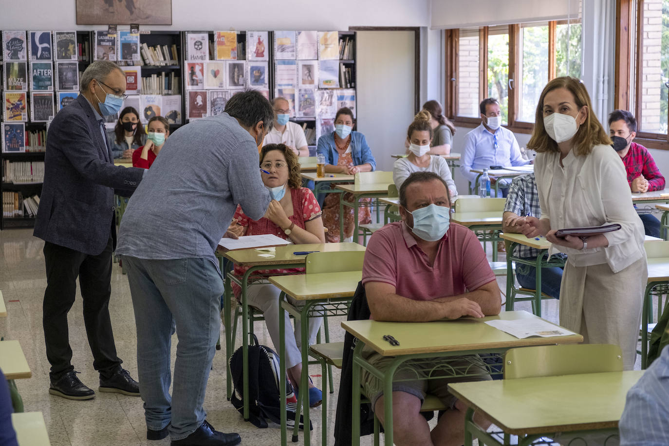 Imágenes de esta mañana en una de las sedes en las que se desarrollan estos exámenes, en el IES La Albericia.