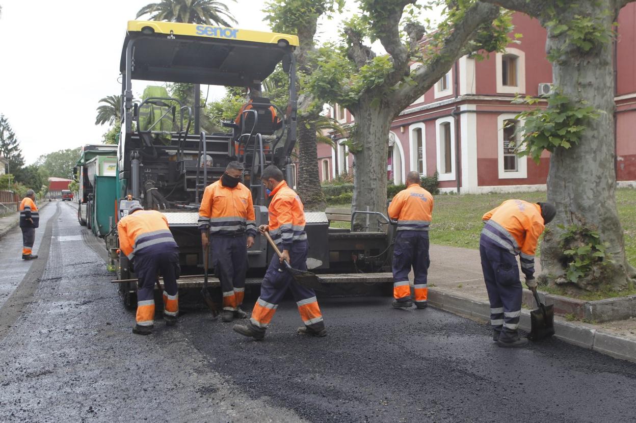 Trabajos de pavimentación en la Avenida Rochefort Sur Mer. 