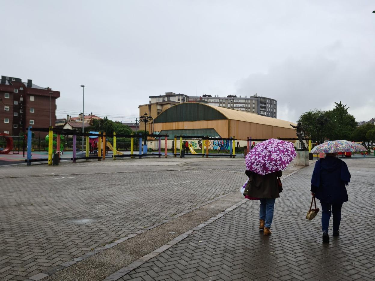 Dos vecinas pasean junto a la actual zona de recreo infantil, esta semana, en el Parque de Cros de Camargo.
