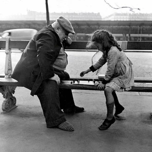 Jugando a las damas, en París, años 50.