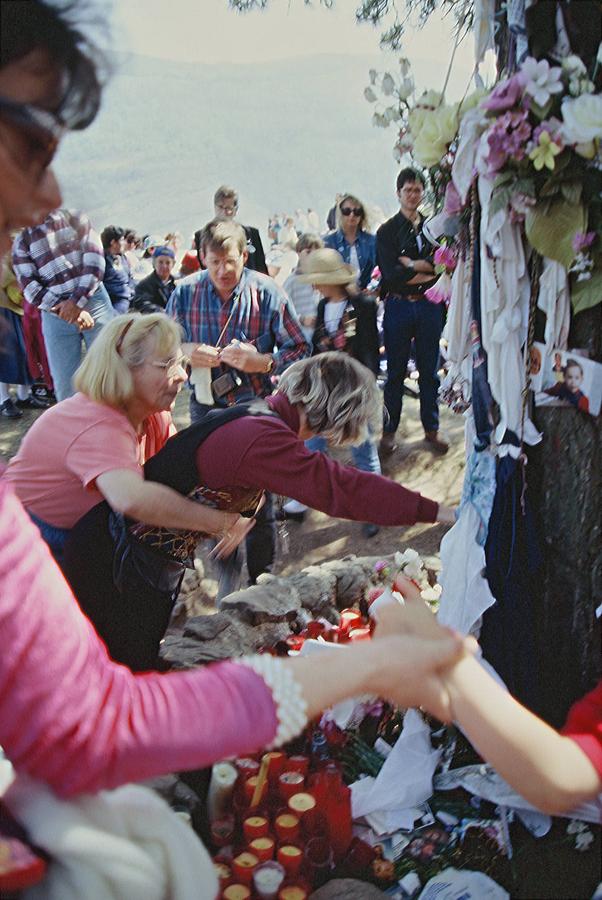 El lugar de las presuntas apariciones se asemejaba más a la celebración de una romería que a un acto religioso. El árbol donde las cuatro videntes aseguran que se les apareció la Virgen, se llenó de cirios rojos, pañuelos y fotos de niños y enfermos.