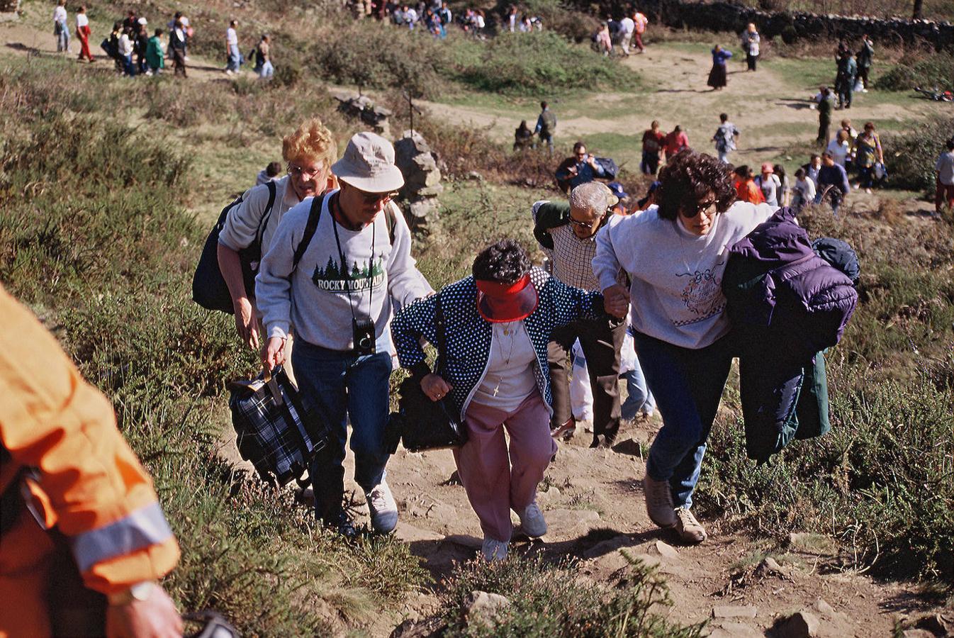 Niños de corta edad y ancianos se unian en los rezos para pedir la ayuda divina. También acudieron muchos curiosos que seguían los pasos de los peregrinos en sus rezos en las estaciones del vía crucis por el monte. 