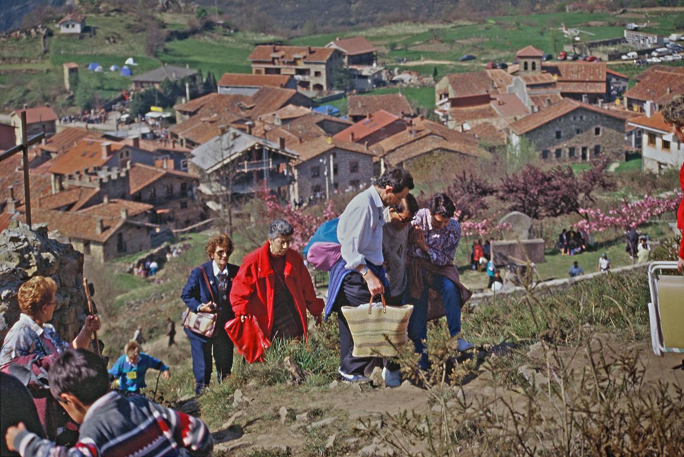 El pequeño pueblo perteneciente al municipio de Rionansa estaba literalmente tomado por no menos de una veintena de puestos ambulantes y pequeños establecimientos