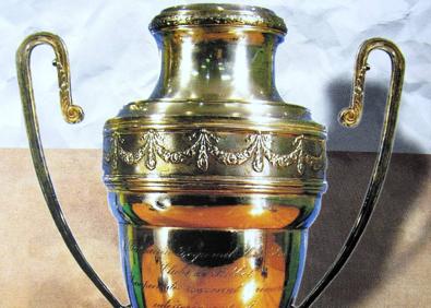 Imagen secundaria 1 - Copia de los documentos originales hecha por Gómez Samperio, copa que acreditaba alRacing como campeón de Cantabria de 1923; el trofeo más antiguo que conservaba el club y parte del acta original.