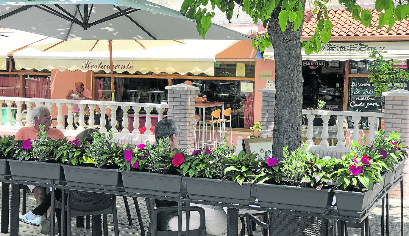 Acogedora terraza del restaurante situado a pocos metros del paseo marítimo y la playa de La Salvé. 