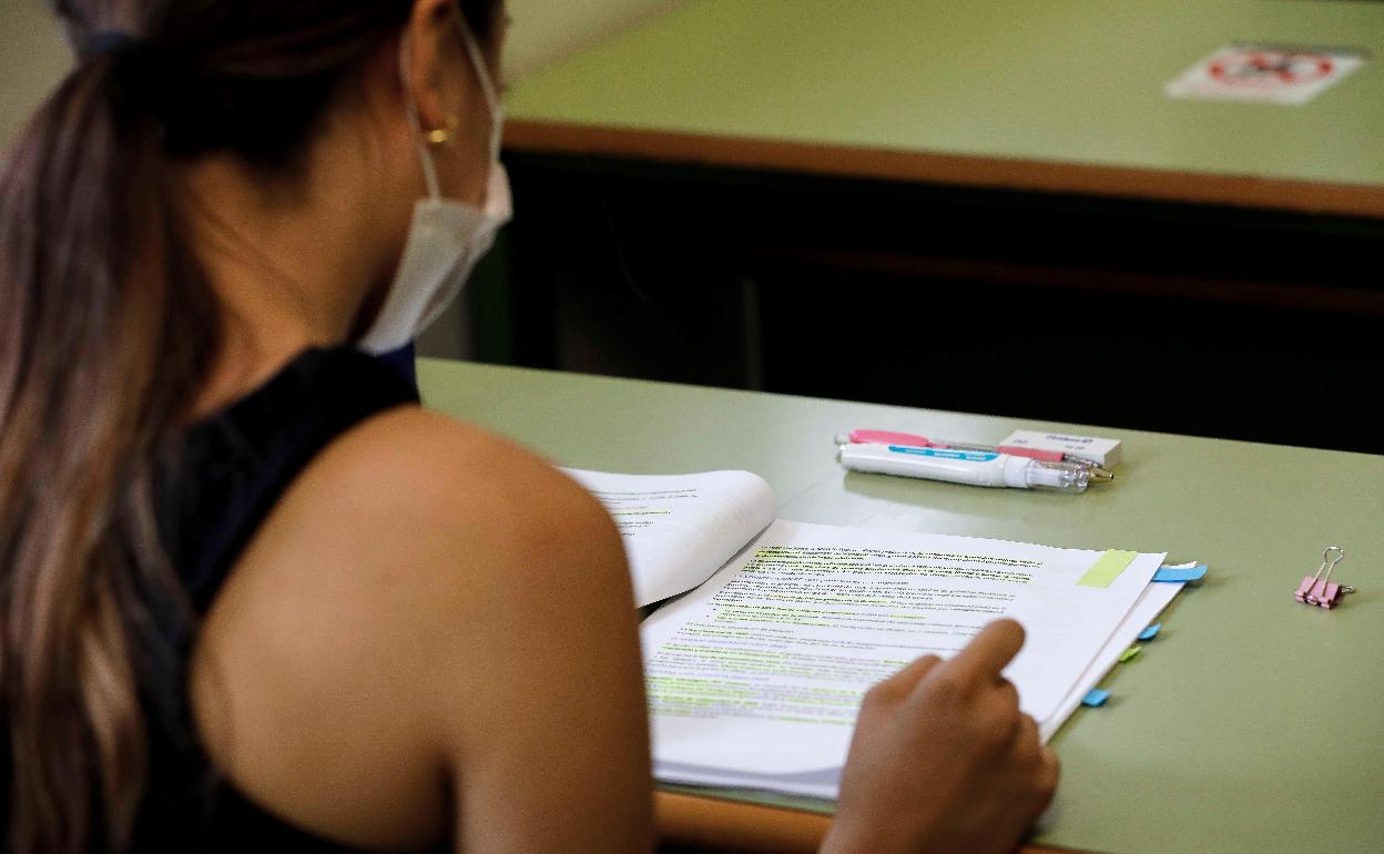 Una alumna durante las pruebas de la EBAU.