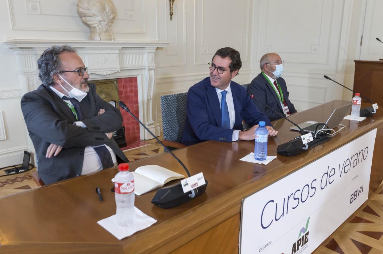 Antonio Garamendi (centro) junto a los directores del curso de la APIE Miguel Ángel Noceda (izda) y Amancio Fernández.