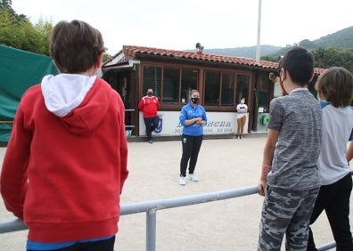 Imagen secundaria 1 - Los bolos empiezan a rodar con fuerza en el colegio de Villaescusa