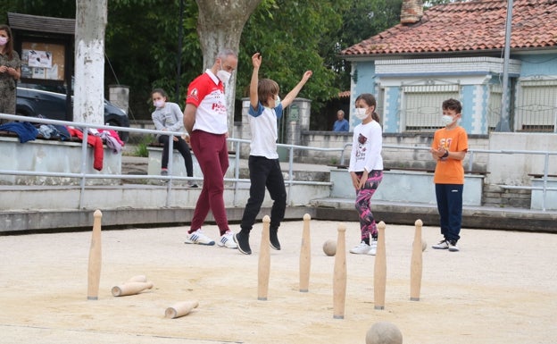 Imagen principal - Los bolos empiezan a rodar con fuerza en el colegio de Villaescusa