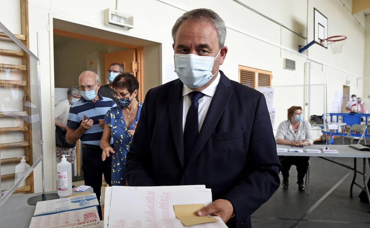 Xavier Bertrand, candidato de los conservadores en Altos de Francia, el pasado domingo durante la votación.