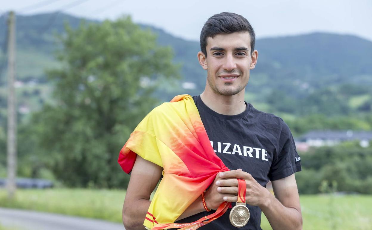 Iván Cobo, con el maillot de campeón de España al hombro y su medalla de oro. 