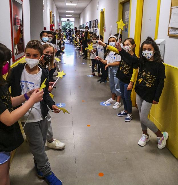 Los alumnos del colegio Elena Quiroga de Santander, ayer, en el pasillo durante el acto. 