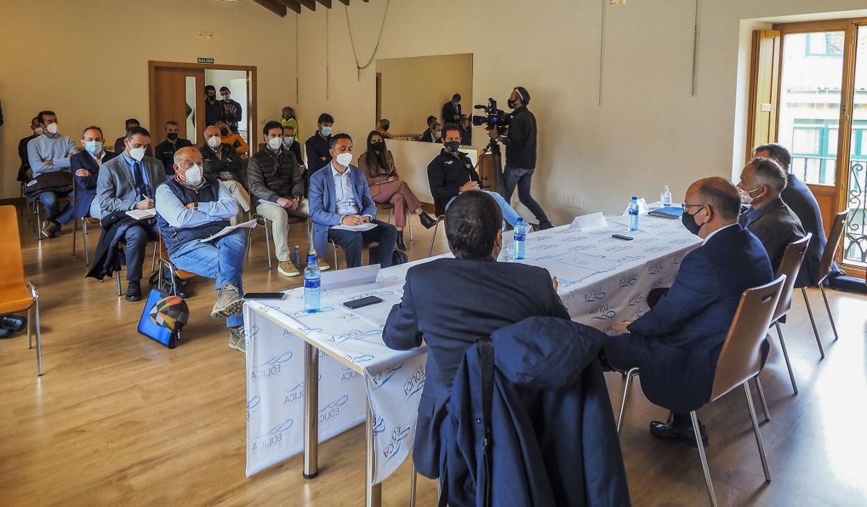 Alvear, Valcarce, Fuentecilla y Lucio, durante el debate celebrado ayer en Soba y al que asistieron algunos empresarios y alcaldes pedáneos. SANE