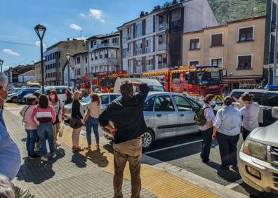 Imagen secundaria 1 - El incendio ha ocurrido en le número 16 de la carretera general de Unquera.