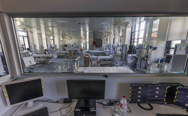 Vista desde el control de enfermería de la sala UCI del pabellón 17, ya vacía tras la salida ayer por la mañana de su último paciente. 