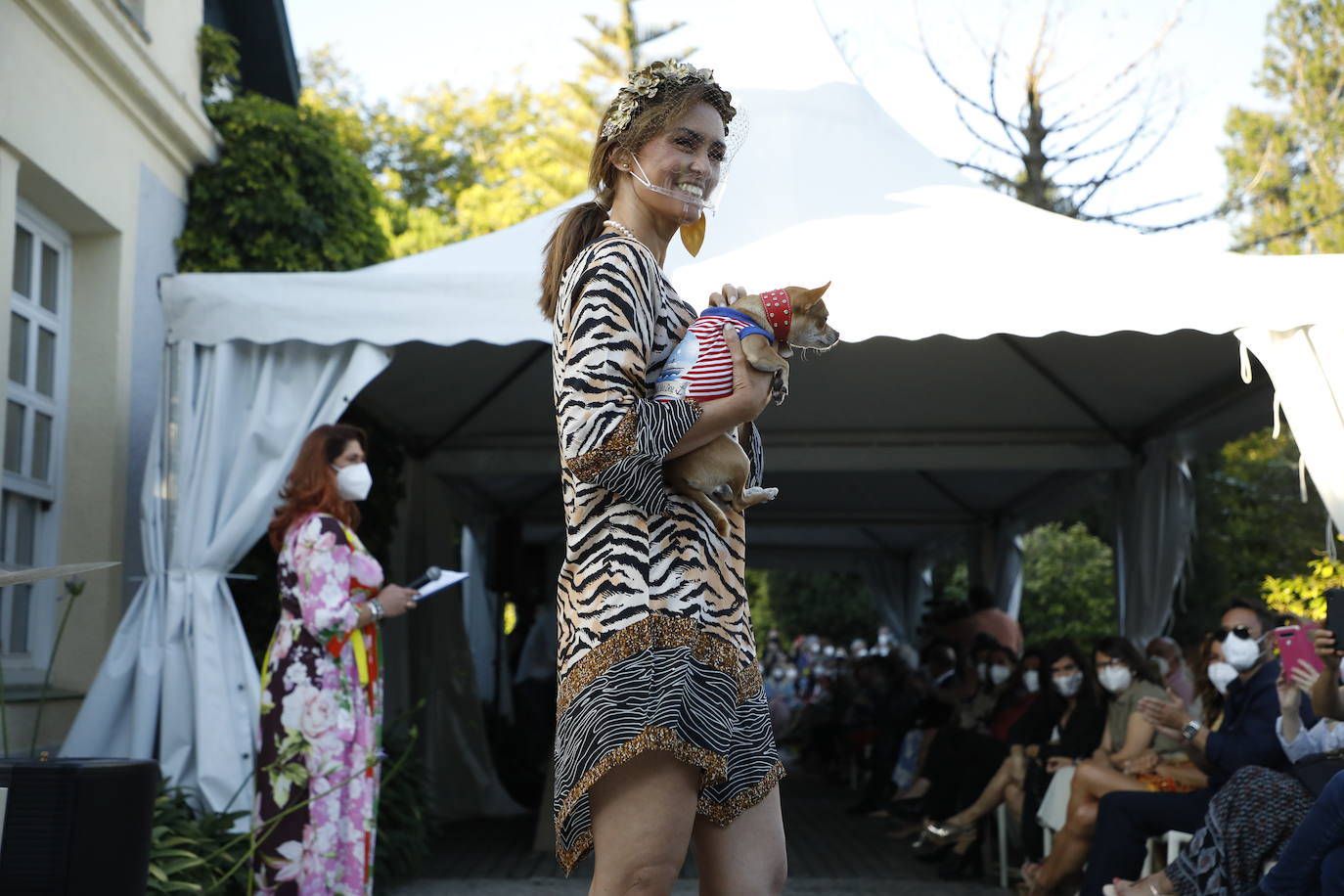 El hotel-escuela acogió el desfile contra la pobreza infanti -organizado por Apemecac-, que contó con una veintena de comercios y artistas locales a benefecio de la Cocina Económica de Santander.