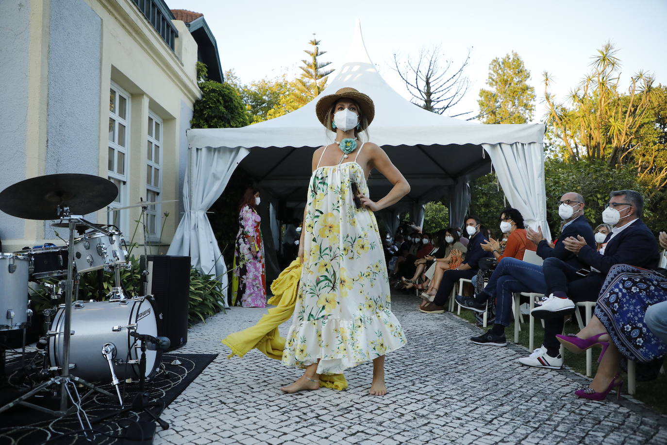 El hotel-escuela acogió el desfile contra la pobreza infanti -organizado por Apemecac-, que contó con una veintena de comercios y artistas locales a benefecio de la Cocina Económica de Santander.