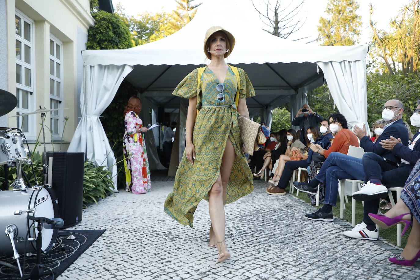 El hotel-escuela acogió el desfile contra la pobreza infanti -organizado por Apemecac-, que contó con una veintena de comercios y artistas locales a benefecio de la Cocina Económica de Santander.