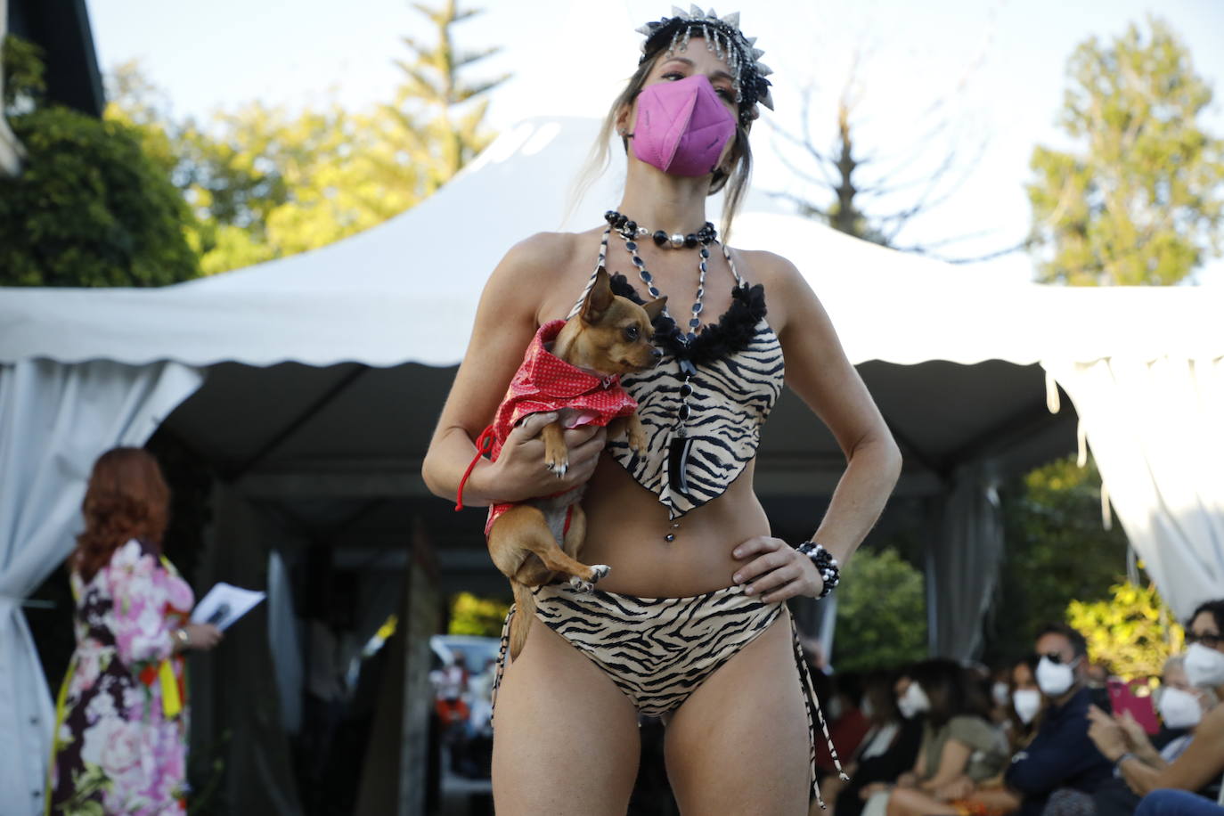 El hotel-escuela acogió el desfile contra la pobreza infanti -organizado por Apemecac-, que contó con una veintena de comercios y artistas locales a benefecio de la Cocina Económica de Santander.