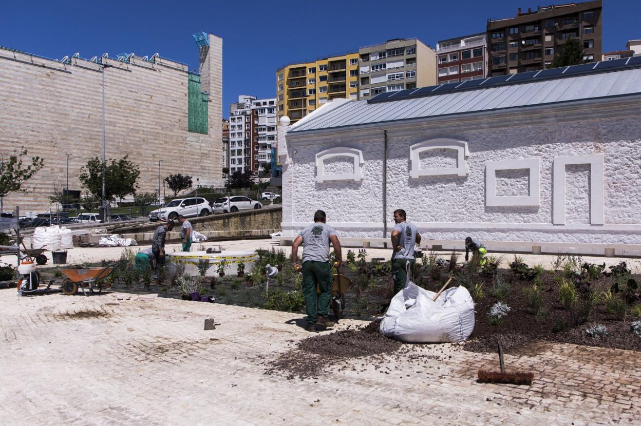 En el entorno de las Naves de Gamazo, donde se instalará una escultura, se ultimaban ayer los trabajos de urbanización y jardinería. 