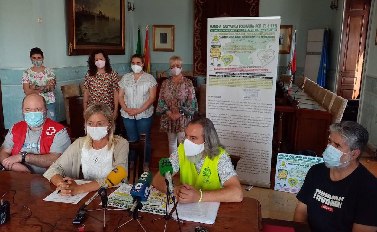 autoridades y asociaciones en la presentación de la marcha en el Ayuntamiento castreño