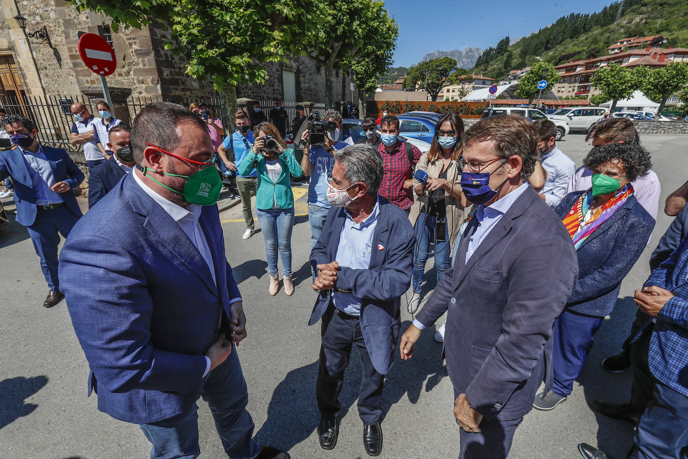 Revilla, Feijoó y Barbón aprovechan la promoción de los caminos de Liébana y Santiago para ampliar vías de colaboración