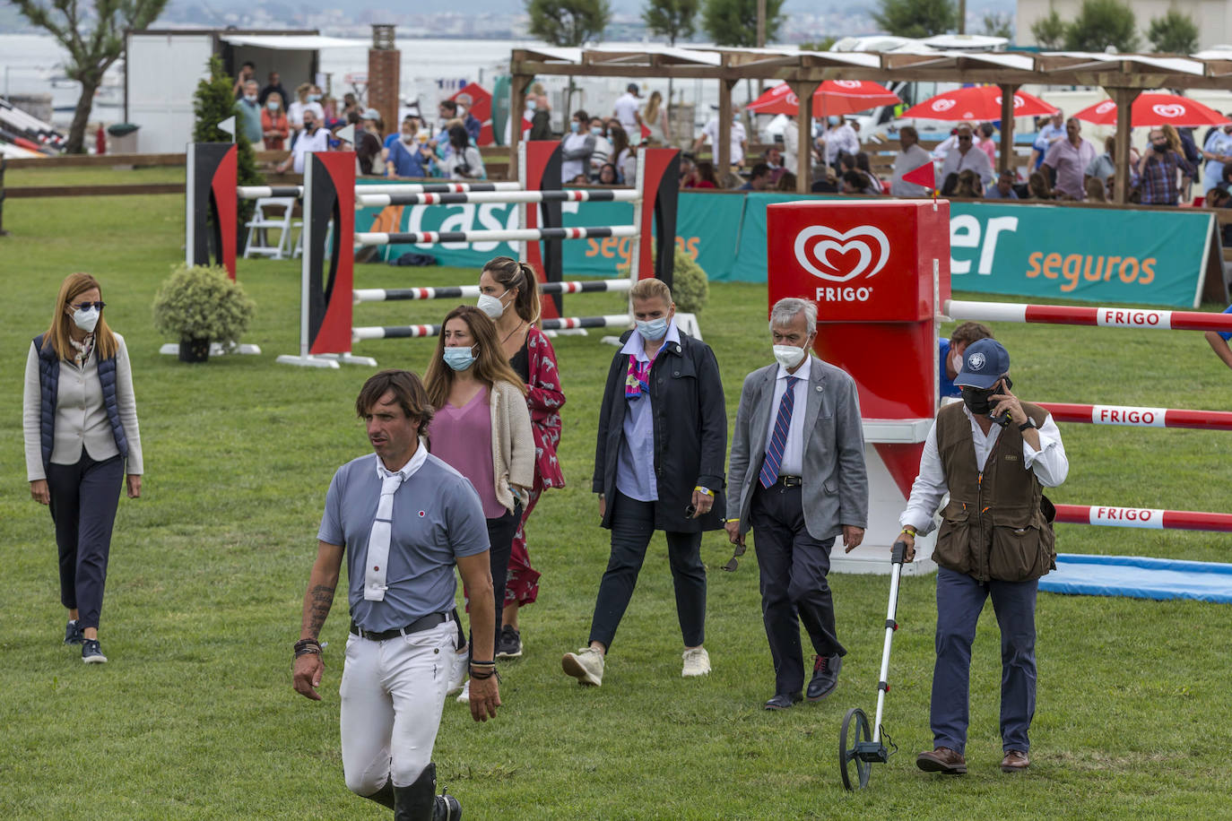 La campa del Palacio de La Magdalena acoge este fin de semana la XXI edición del Concurso de Saltos Internacional de Santander, en el que participan 67 jinetes y un centenar de caballos en nueve pruebas. Entre los jinetes figuran cántabros como Javier López Aróstegui, Borja Villalón, Iván Serrano o Pablo Díaz Cuevas. Además, esta edición cuenta con gran representación internacional de Francia, México, Portugal y Bélgica.