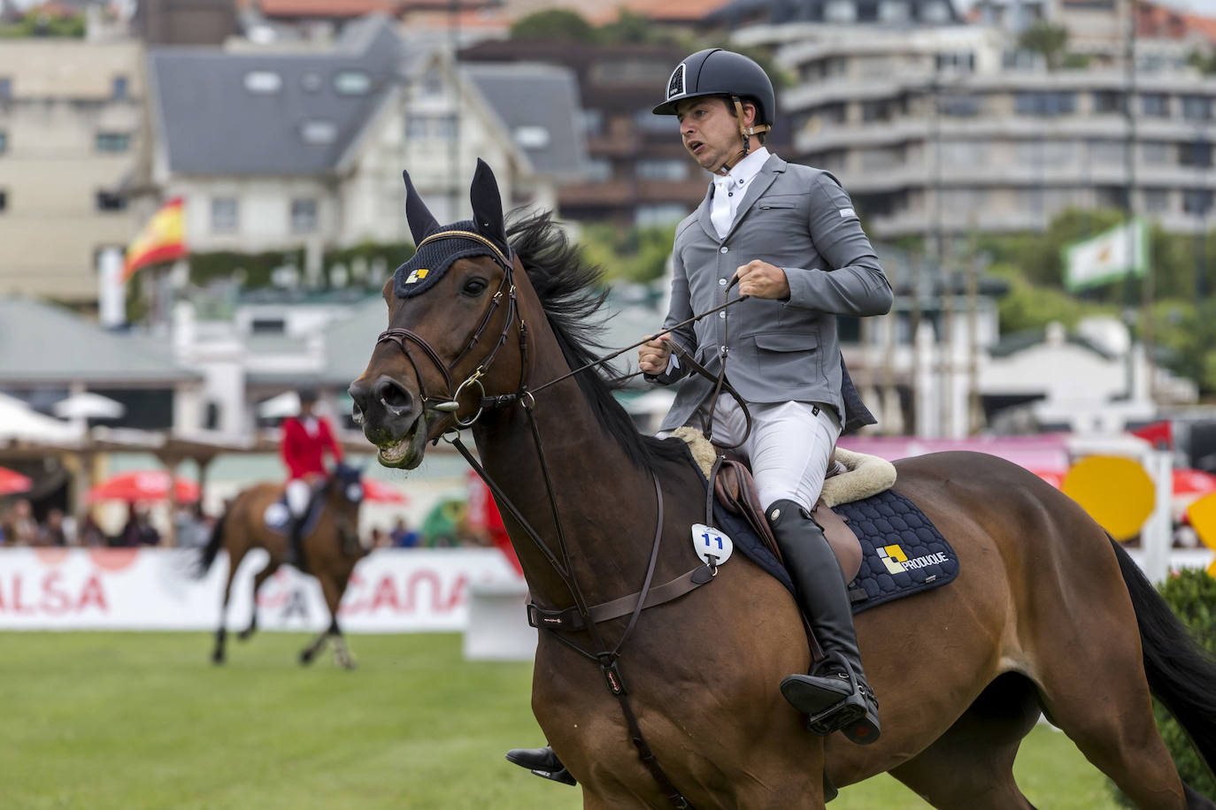 La campa del Palacio de La Magdalena acoge este fin de semana la XXI edición del Concurso de Saltos Internacional de Santander, en el que participan 67 jinetes y un centenar de caballos en nueve pruebas. Entre los jinetes figuran cántabros como Javier López Aróstegui, Borja Villalón, Iván Serrano o Pablo Díaz Cuevas. Además, esta edición cuenta con gran representación internacional de Francia, México, Portugal y Bélgica.