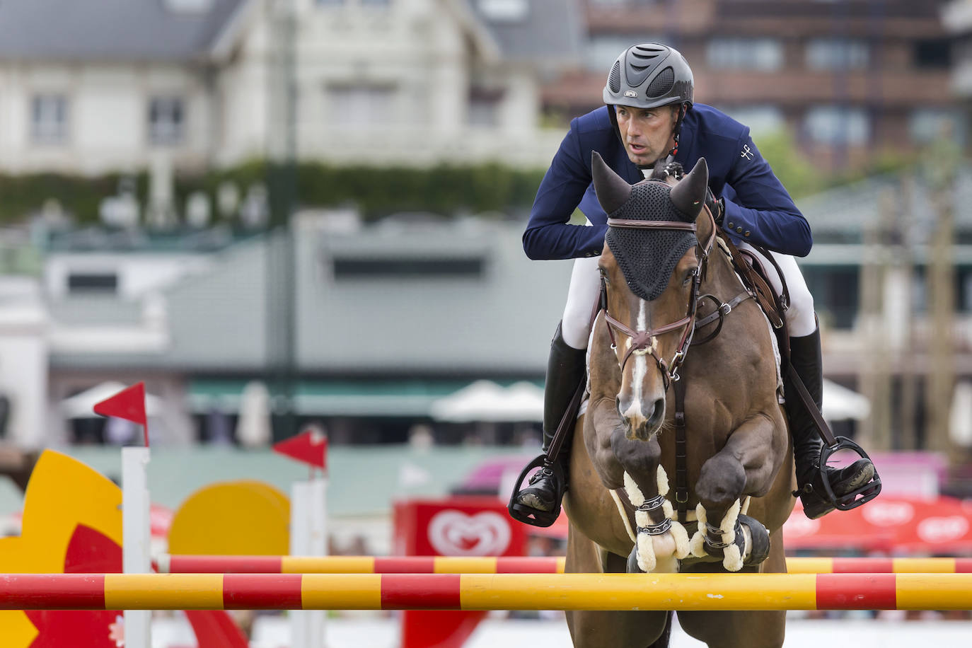 La campa del Palacio de La Magdalena acoge este fin de semana la XXI edición del Concurso de Saltos Internacional de Santander, en el que participan 67 jinetes y un centenar de caballos en nueve pruebas. Entre los jinetes figuran cántabros como Javier López Aróstegui, Borja Villalón, Iván Serrano o Pablo Díaz Cuevas. Además, esta edición cuenta con gran representación internacional de Francia, México, Portugal y Bélgica.