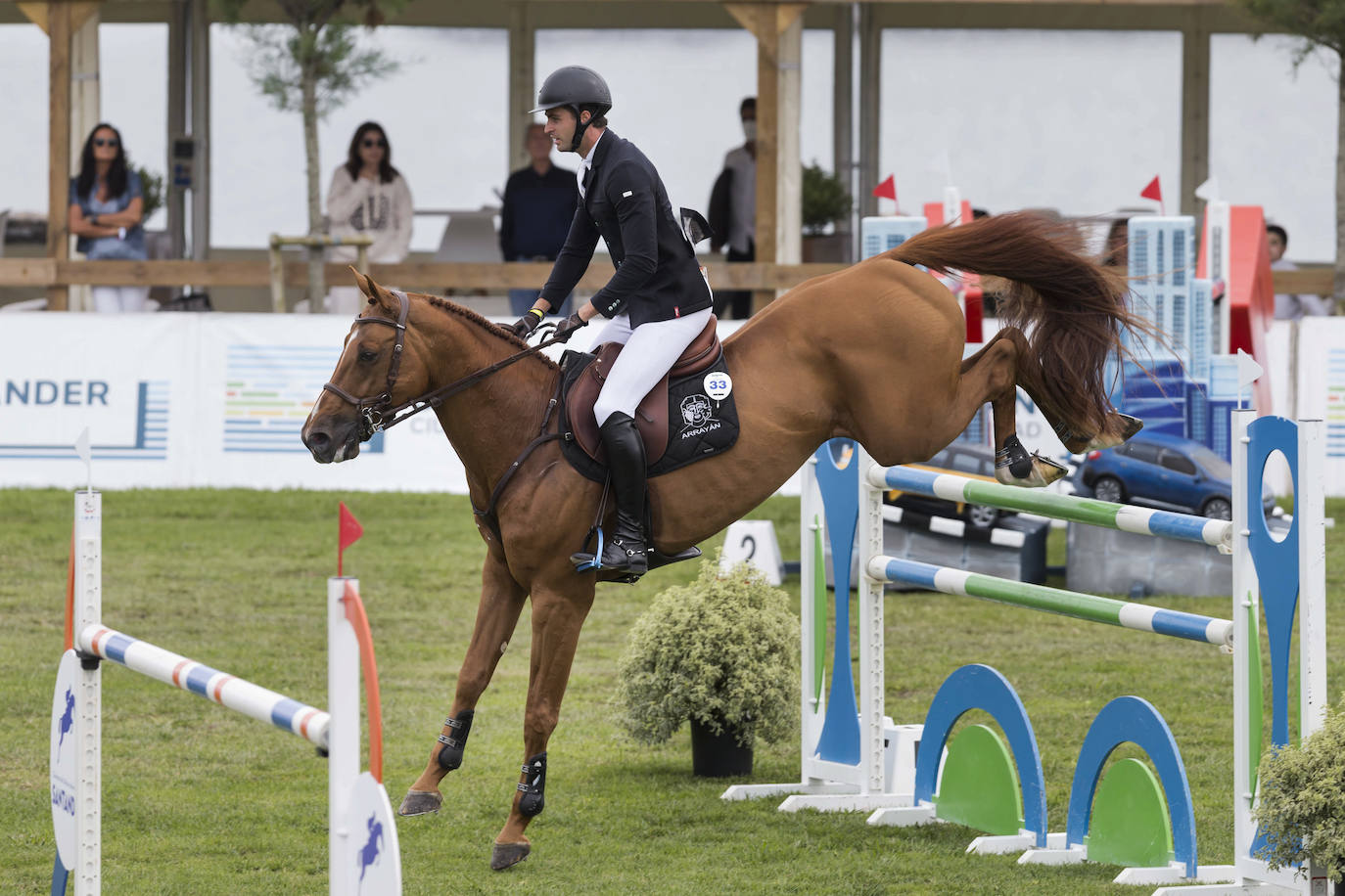 La campa del Palacio de La Magdalena acoge este fin de semana la XXI edición del Concurso de Saltos Internacional de Santander, en el que participan 67 jinetes y un centenar de caballos en nueve pruebas. Entre los jinetes figuran cántabros como Javier López Aróstegui, Borja Villalón, Iván Serrano o Pablo Díaz Cuevas. Además, esta edición cuenta con gran representación internacional de Francia, México, Portugal y Bélgica.