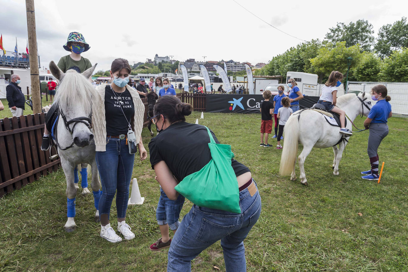 La campa del Palacio de La Magdalena acoge este fin de semana la XXI edición del Concurso de Saltos Internacional de Santander, en el que participan 67 jinetes y un centenar de caballos en nueve pruebas. Entre los jinetes figuran cántabros como Javier López Aróstegui, Borja Villalón, Iván Serrano o Pablo Díaz Cuevas. Además, esta edición cuenta con gran representación internacional de Francia, México, Portugal y Bélgica.