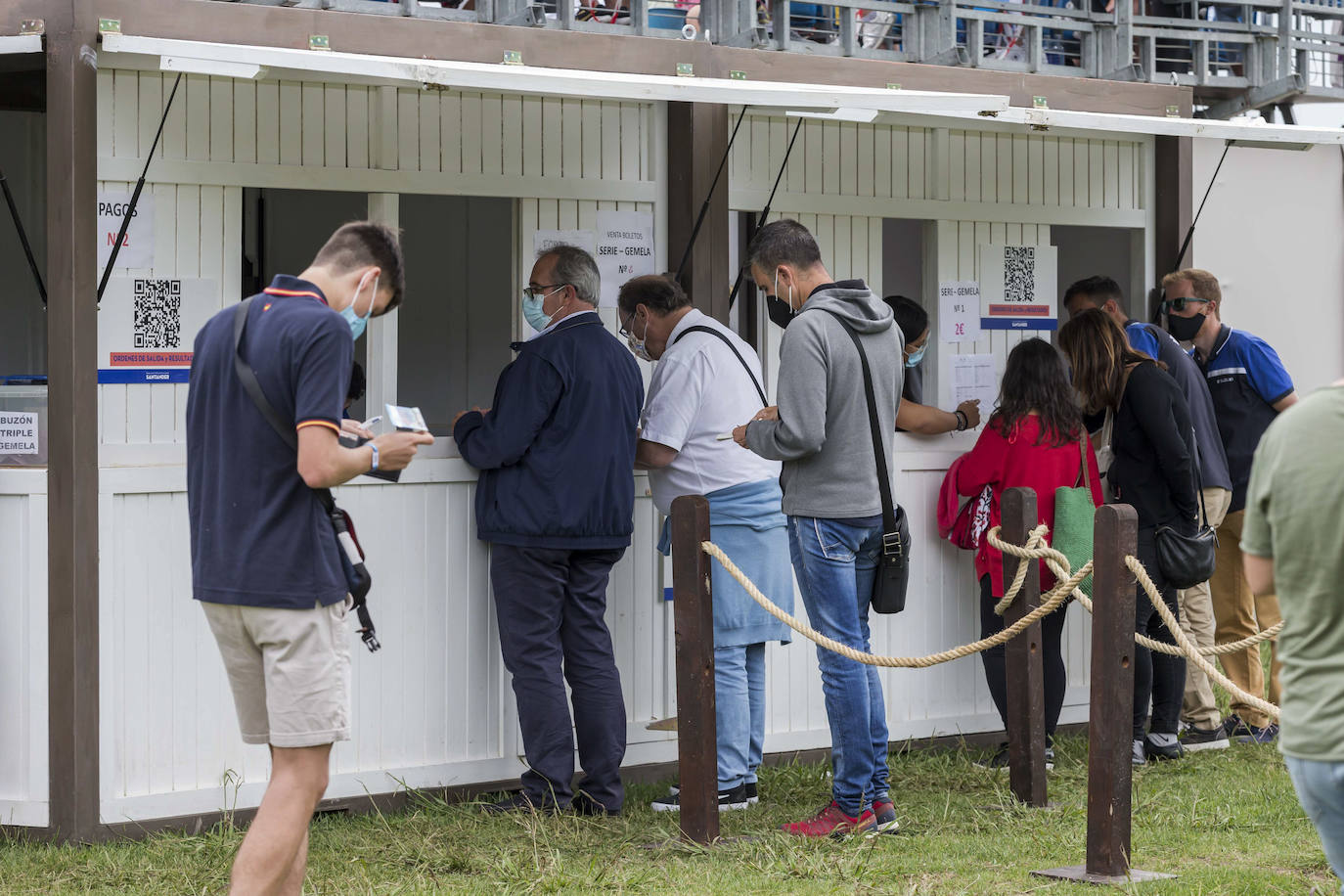 La campa del Palacio de La Magdalena acoge este fin de semana la XXI edición del Concurso de Saltos Internacional de Santander, en el que participan 67 jinetes y un centenar de caballos en nueve pruebas. Entre los jinetes figuran cántabros como Javier López Aróstegui, Borja Villalón, Iván Serrano o Pablo Díaz Cuevas. Además, esta edición cuenta con gran representación internacional de Francia, México, Portugal y Bélgica.