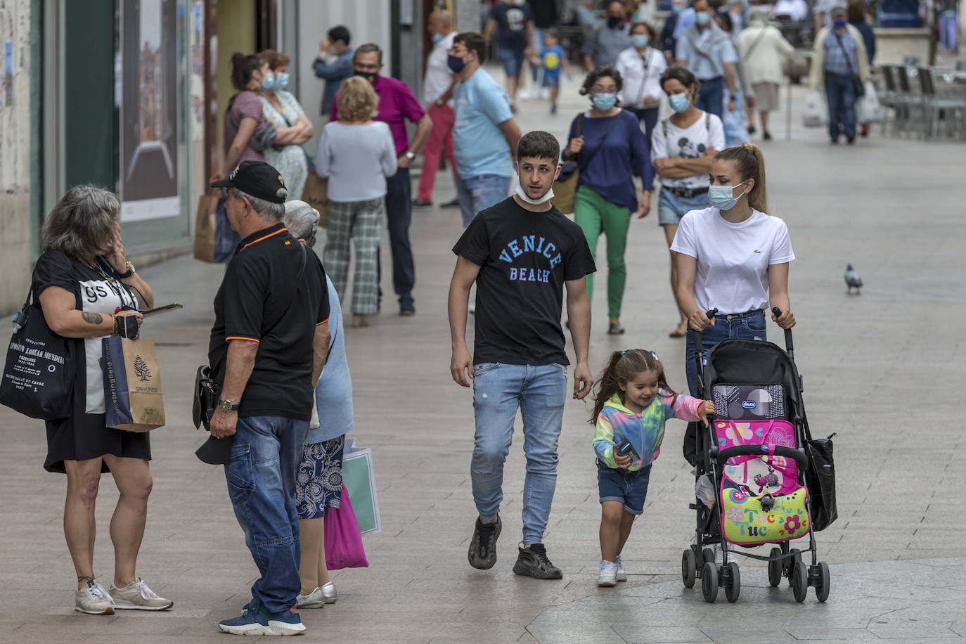 Aún son mayoría quienes prefieren mantenerse a cubierto por seguridad en las primeras horas de aplicación de la nueva normativa