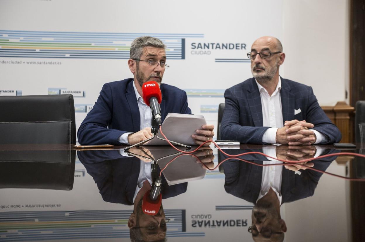 El portavoz de Cs en el Ayuntamiento de Santander, Javier Ceruti, y el coordinador del partido en Cantabria, Félix Álvarez. javier cotera